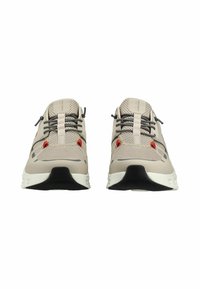 Scarpe da ginnastica beige con tomaia in mesh, dettagli grigi e suola nera. Presentano lacci standard, collo imbottito e dettagli rossi sui lati.