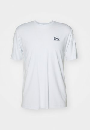 T-shirt bianco in cotone con scollatura rotonda e maniche corte, caratterizzato da un piccolo logo EA7 blu scuro sul lato sinistro del petto.