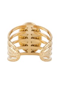 Gouden metalen ring met een brede band, voorzien van uitgesneden ontwerpen en gebogen accenten, getextureerd met kleine verhoogde stippen langs de randen.