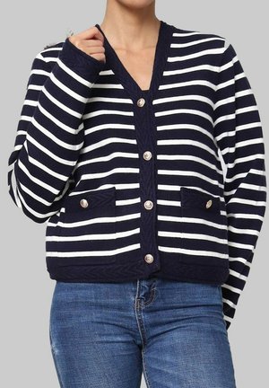 Cardigan rayé bleu marine et blanc avec un col en V, fermeture à boutons et deux poches avant. Fabriqué en tissu doux avec une finition texturée.