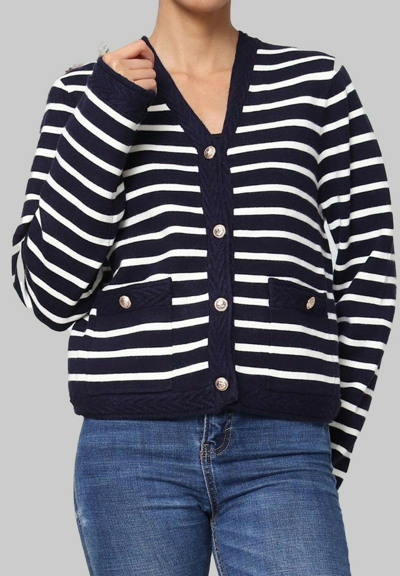 Cardigan rayé bleu marine et blanc avec un col en V, fermeture à boutons et deux poches avant. Fabriqué en tissu doux avec une finition texturée.