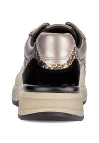Vue arrière d'une chaussure de sport avec une base beige, des accents en suède noir et un talon métallique argenté. Détails scintillants sur le dessus.