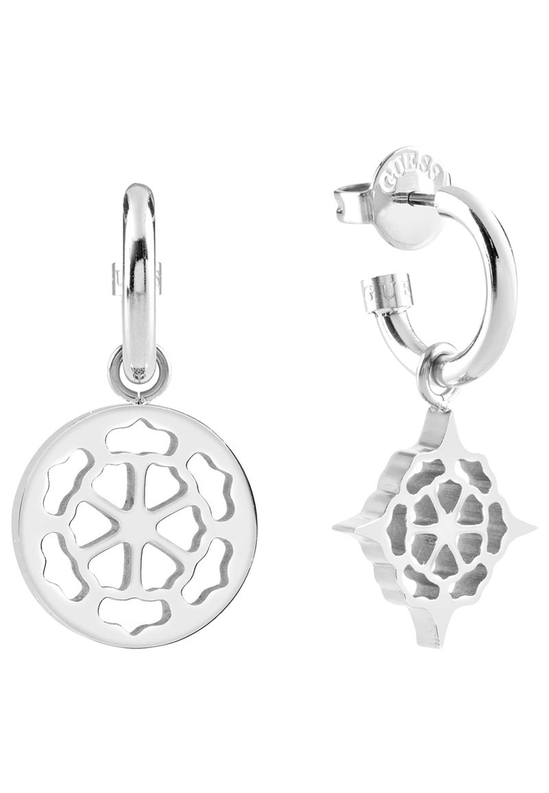 Silberne Creolen mit filigranen Cut-out-Designs, eine rund und eine sternförmig, mit polierten Oberflächen und sicheren Verschlüssen.