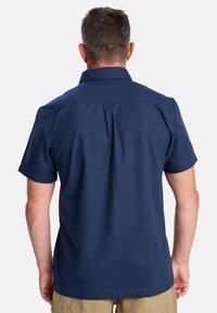 Kurze Ärmel, dunkelblaue Knopf-Down-Bluse mit klassischem Kragen, einem Faltenwurf auf der Rückseite und einer glatten Baumwollstruktur. Robuste Nähte.