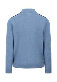 Maglioncino azzurro chiaro con colletto e orlo a costine. Presenta un tessuto a maglia liscio e testurizzato con accenti scuri sulle spalle.