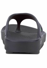 Sorte gummisko med en struktureret fodseng, åbent tådesign og dobbeltstropper, med en let hæl og en glat overflade.