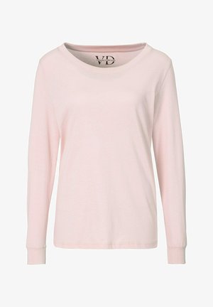 Lichtroze T-shirt met lange mouwen, ronde hals, ribgebreide manchetten en een zachte katoenstructuur. Minimale branding zichtbaar binnen de kraag.