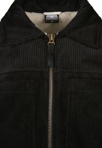 Zwarte corduroyjas met een ritssluiting aan de voorkant, kraag en zachte crèmekleurige fleece voering. Zichtbare stiksels en zijzakken voegen detail toe.