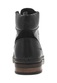 Stivale alla caviglia in pelle nera con tomaia strutturata, pannello liscio in contrasto e suola marrone. Presenta dettagli di cucitura e caviglia imbottita.