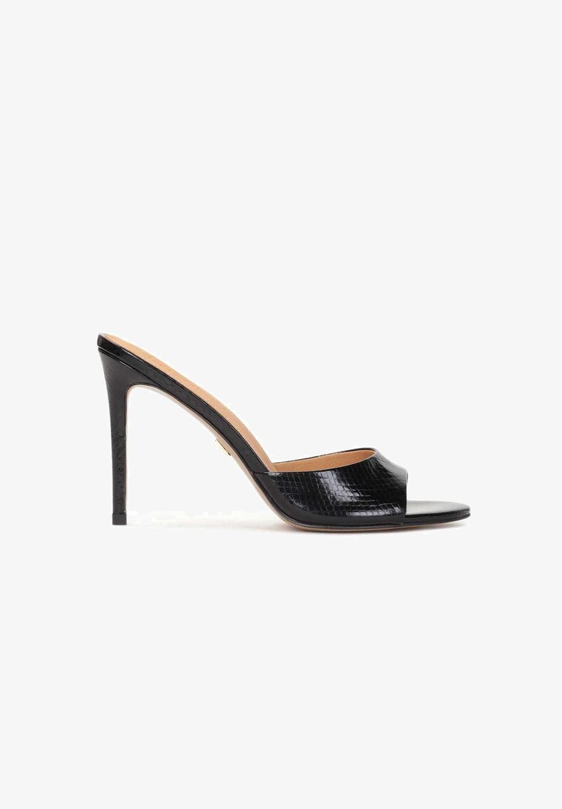 Mules negras de tacón alto y abierto, con un patrón texturizado, material de cuero y un tacón de aguja delgado; diseñadas con una plantilla suave.