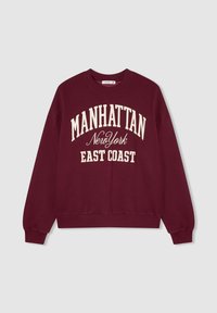 Felpa bordeaux con vestibilità rilassata, scollo a girocollo e maniche lunghe. Presenta un testo bianco che recita "MANHATTAN New York EAST COAST."
