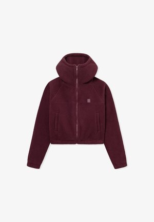 Jachetă de fleece bordo cu guler înalt, fermoar frontal și două buzunare laterale; prezintă o suprafață moale și texturată și un design scurt.
