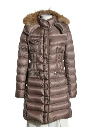 Long manteau d'hiver matelassé marron avec fermeture éclair et boutons, capuche amovible bordée de fausse fourrure, poche poitrine et poches latérales zippées.