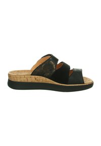 Zwarte leren slippers met drie bandjes, kurken plateauzool en een zwarte, getextureerde zool. Een van de bandjes heeft een bloemmotief voor extra detail.