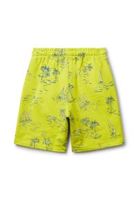 Shorts de bain jaunes vifs avec un motif de palmiers bleus et de voiliers, dotés d'une taille élastique pour plus de confort et d'une texture lisse.