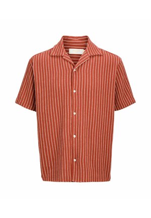 Košulja kratkih rukava u hrđavo narančastoj boji s bijelim okomitim prugama i kamp ovratnikom, izrađena od teksturiranog tkanja.