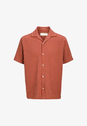 Roostevärvi oranž lühikeste varrukatega nööpidega särk, millel on valged vertikaalsed triibud ja lahtine krae, valmistatud tekstureeritud kangast.