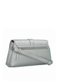 Sac à main en cuir argenté avec un design structuré, un rabat supérieur, une poche zippée à l'arrière et une bandoulière réglable. Surface texturée.