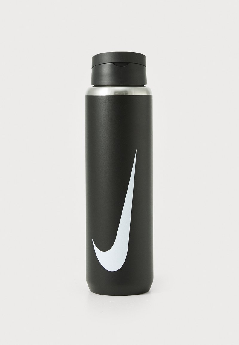 Sort rustfrit stål vandflaske med mat finish, afrundet form og et hvidt Nike-logo. Har et sort skruelåg.