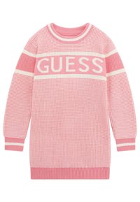 Maglione rosa lavorato a maglia con una larga fascia bianca con il testo "GUESS". Collo, polsini e orlo a coste; tessuto testurizzato con tonalità alternate di rosa.