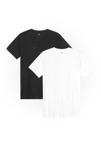 Schwarz-weiße Rundhalsausschnitt-T-Shirts, Rücken an Rücken ausgestellt, aus weichem Baumwollmaterial, mit einem kleinen Logo auf dem oberen Rücken jedes Shirts.