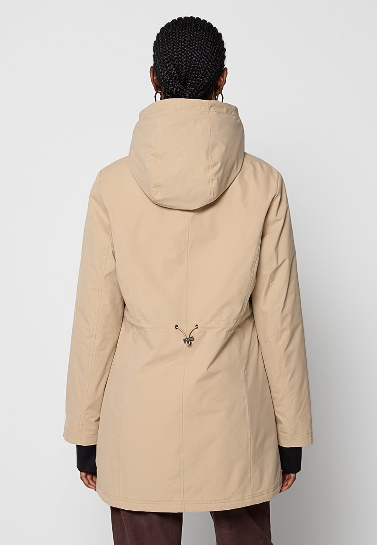 Beige waterdichte parka met capuchon, een taille met trekkoord, lange mouwen en een zachte textuur. Minimalistisch ontwerp zonder zichtbare patronen of accenten.