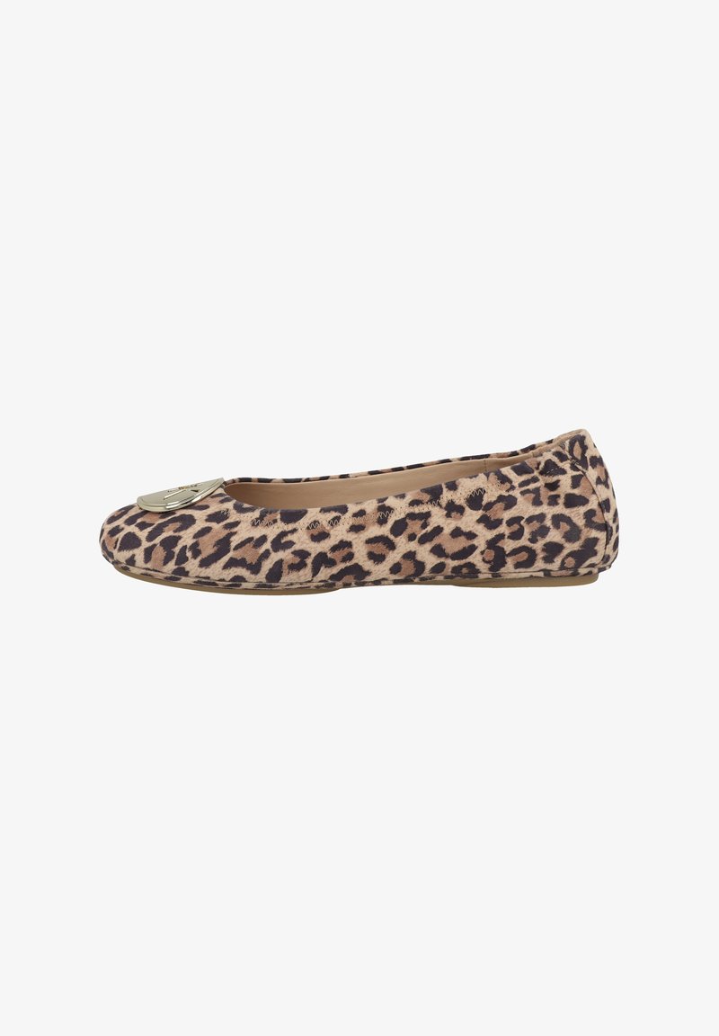 Ballerina mit Leopardenmuster aus weichem Stoffobermaterial, runder Zehenform und goldfarbener Hardware-Akzent an der Vorderseite, mit niedrigem Profil und flexibler Sohle.
