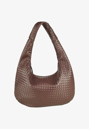 Bruine gevlochten leren schoudertas met een brede band en een gebogen, hobo-stijl vorm op een witte achtergrond.