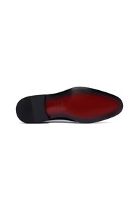 Semelle de chaussure habillée noire élégante avec un bout pointu et un fond en cuir rouge foncé, montrant des symboles de matériau et de taille embossés près du talon.