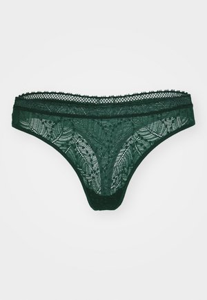 String verde in pizzo con un dettagliato motivo a foglia, bordo ondulato e fascia elastica, con una texture trasparente e copertura minima.