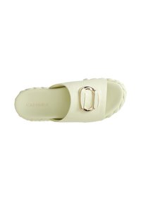 Sandalo slip-on verde chiaro con suola intrecciata e una chiusura metallica come accentuazione. Materiale morbido con soletta imbottita. Nome del marchio "CAFèNOIR" impresso.