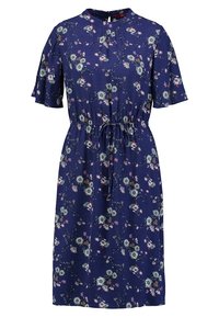 Blå klänning med blommönster, korta fladderärmar, dragsko i midjan och rund halsringning. Tillverkad av lättviktsmaterial.