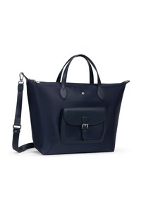Borsa tote blu navy con doppie maniglie, tracolla rimovibile, tasca frontale con fibbia e chiusura superiore con zip su sfondo bianco.