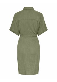Khaki grøn skjortekjole med korte ærmer, krave, taljebånd og en struktureret stof. Falder over knæet med en lige silhuet.