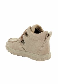 Scarpa alla caviglia in suede marrone chiaro con suola in gomma, occhielli in metallo e lacci marroni, mostrata da un'angolazione posteriore su uno sfondo bianco.