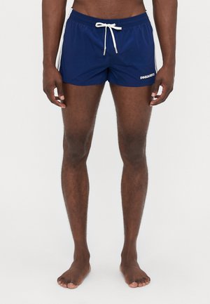 Marinefarbene Schwimmshorts mit weißen Seitenstreifen, elastischem Bund und Kordelzug. Mit dem Logo "DSQUARED2" auf dem linken Bein.