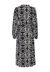 Vestido negro con un patrón floral blanco, de manga larga y con cinturón en la cintura. Presenta un corte recto y una longitud hasta la rodilla. Acabado de tela texturizada.