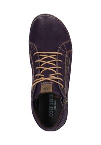 Lilla lædersko med beige snørebånd, kontraststing, sidelås og polstret indvendig med "Josef Seibel" branding.