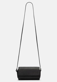 Czarna skórzana torba na ramię o prostokątnym kształcie, gładkiej teksturze i długim, regulowanym pasku. Posiada zapięcie na klapkę.