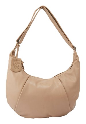 Tasche aus tanfarbigem Leder mit einem geschwungenen Design, glatter Textur und einem auffälligen Logo-Anhänger. Verfügt über einen verstellbaren Riemen und einen Reißverschluss.