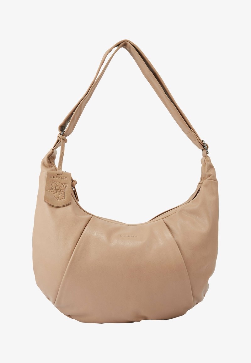 Borsa a spalla in pelle color testa di moro con un design curvo, texture liscia e un'etichetta logo ben visibile. Presenta una tracolla regolabile e una chiusura con zip.