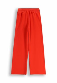Czerwone spodnie z szerokimi nogawkami i elastycznym pasem. Wykonane z gładkiego materiału, prezentujące jednolity kolor bez wzorów lub akcentów.