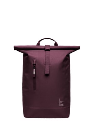 Sac à dos à rabat en bordeaux foncé, fabriqué à partir de matériaux durables, doté d'une poche zippée à l'avant, d'une sangle ajustable et d'une poignée supérieure.