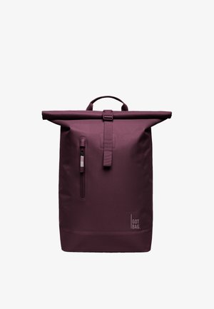 Sac à dos à rabat en bordeaux foncé, fabriqué à partir de matériaux durables, doté d'une poche zippée à l'avant, d'une sangle ajustable et d'une poignée supérieure.