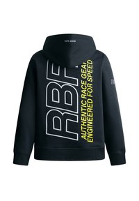 Crna dukserica s kapuljačom obloženom, s velikim bijelim natpisom "RBF" i žutim natpisom "AUTENTIČNA RACE OPREMA DIZAJNIRANA ZA BRZINU" na leđima.
