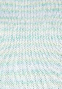 Strickstoff in Hellblau und sanften Grüntönen mit gestreiftem Muster, das ein strukturiertes, leichtes Design und eine weiche, glatte Oberfläche aufweist.