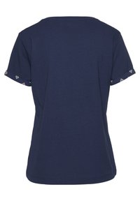 Marineblauwe t-shirt met korte mouwen en een ronde halslijn, met decoratieve patroonaccenten op de mouw-randen. Gemaakt van zachte katoenstof.