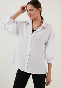 LELA LOOSE FIT - Nööpidega pluus - white