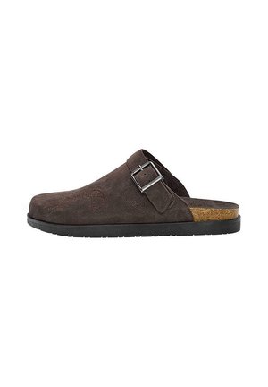 Braune Wildleder Slipper mit runder Spitze, silberner Schnalle, Korkfußbett und schwarzer Gummisohle. Prägungsmuster auf dem Obermaterial.