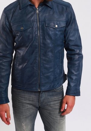 Marineblauwe leren jas met een rits aan de voorkant, puntige kraag en twee borstzakken. Heeft een gladde textuur en een getailleerde pasvorm.